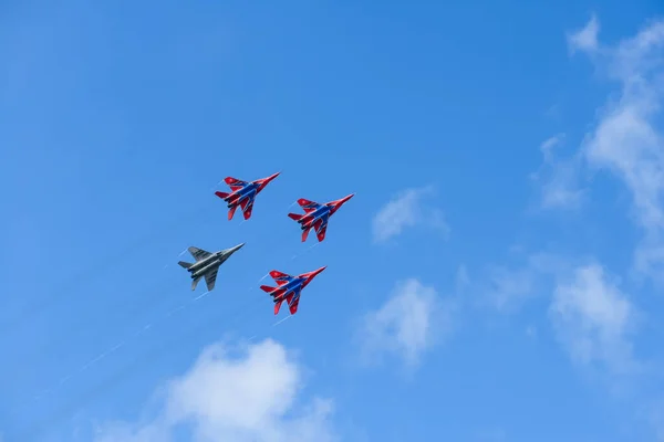 Agosto 2015 Grupo Vuelo Swifts Vuela Aviones Mig Cheboksary Rusia — Foto de Stock