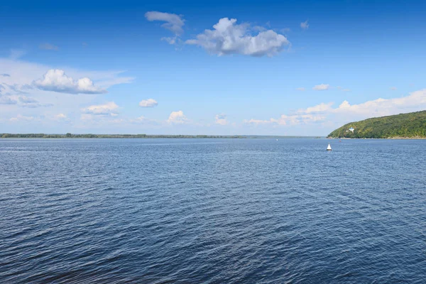 Paysage Estival Avec Une Large Rivière Des Rives Vertes — Photo