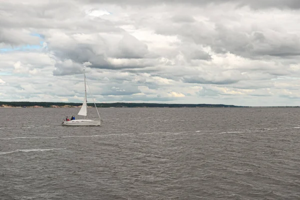 August 2015 Sailing Yacht Sails River Cloudy Day Cheboksary Russia — Stock Photo, Image