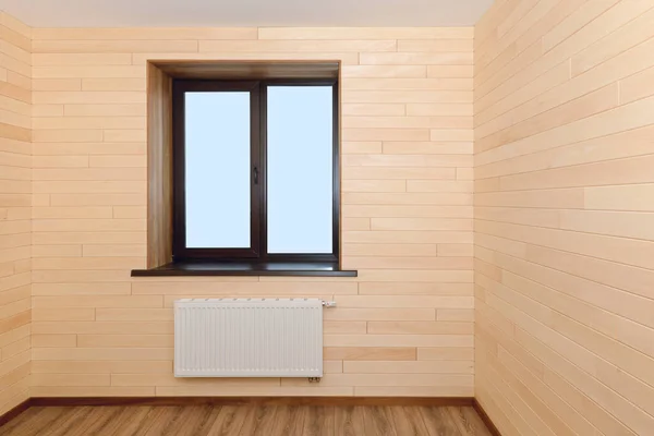 Wnętrze Pokoju Oknem Grzejnikiem Pokryte Jest Drewnianymi Panelami — Zdjęcie stockowe