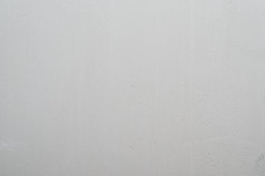 Beyaz alçı ve duvarda ufak tefek düzensizlikler var.