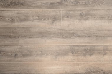 Zemin yüzeyi ahşap desenli kuvars-vinil laminattan yapılmış.