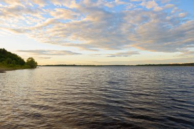 Nehir kıyısında akşam manzarası