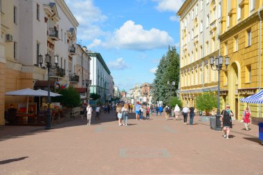 9 Ağustos 2020: Güneşli bir günde insanlar Pokrovskaya Caddesi boyunca yürür. Nizhny Novgorod. Rusya.