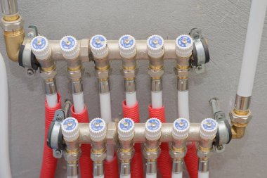 Duvardaki koleksiyoncuya bağlı birçok ısıtma borusu