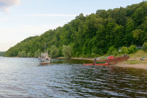 Poche Barche Sulla Riva Una Piccola Nave Sul Fiume Estate — Foto Stock