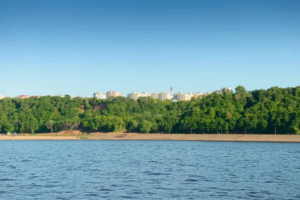 Paisagem Verão Com Uma Margem Rio Com Banco Concreto Floresta — Fotografia de Stock