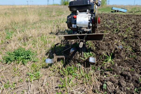 Tillers Messen Ploegen Grond Een Zonnige Lentedag — Stockfoto