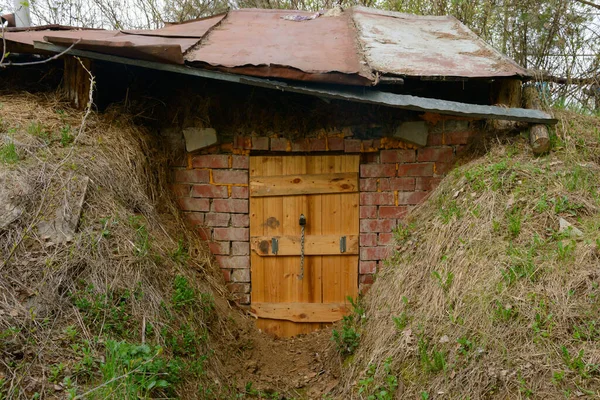 Dugout Con Una Puerta Madera Una Pared Ladrillo Foso —  Fotos de Stock