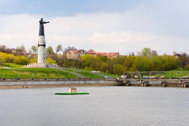 3 Mayıs 2016: Cheboksary Körfezi kıyısındaki koruyucu annenin heykeli. Cheboksary 'de. Rusya.