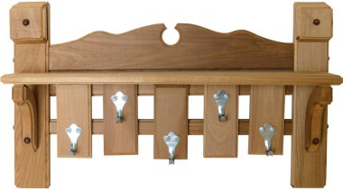 Beyaz arka planda kahverengi ahşaptan yapılmış ahşap elbise askısı.