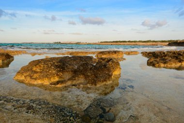 Kayalık kıyıların alçak noktasından deniz manzarası