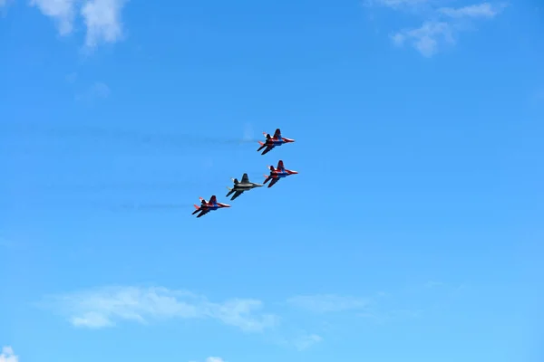 Sierpnia 2015 Swifts Aerobatic Team Pilotuje Samoloty Bojowe Mig Czeboksary — Zdjęcie stockowe