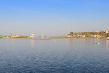26 Eylül 2015: Volga Nehri 'nin Cheboksary Körfezi' nde bir çeşme, katamaranlar ve tekneler. Cheboksary 'de. Rusya.
