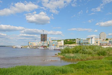 2 Temmuz 2016: Güneşli bir yaz gününde Volga Nehri üzerindeki Cheboksary nehir limanı. Cheboksary 'de. Rusya.