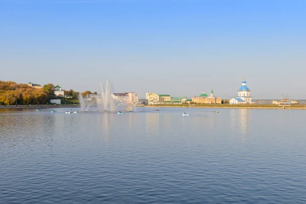 2015 Szeptember Cheboksary Bay Volga Folyó Szökőkúttal Katamaránokkal Hajókkal Cheboksary — Stock Fotó