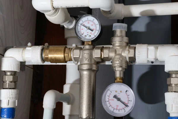 Watertoevoerleidingen Met Manometers Kleppen Terugslagklep — Stockfoto