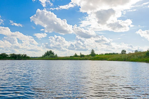 Paysage Estival Avec Lac Rivage Vert Ciel Bleu Avec Nuages — Photo
