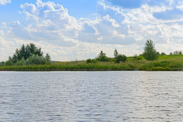 Paysage Estival Avec Lac Rivage Vert Ciel Bleu Avec Nuages — Photo