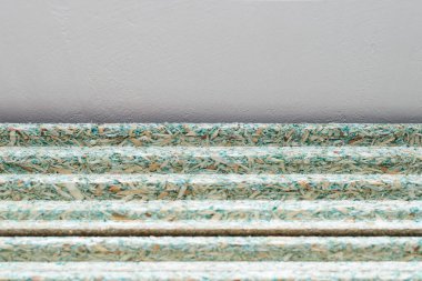 Nemlendirmeye dayanıklı dil ve oyuk yonga levhaları.