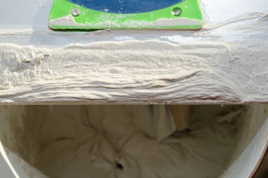 Kovadaki uzun çelik bir spatula üzerindeki alçı taşı.