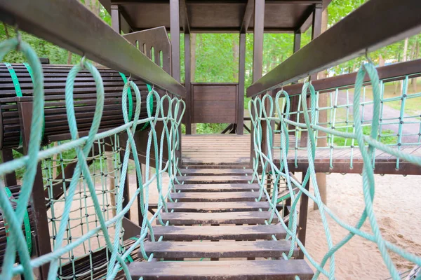 Parque Infantil Feito Madeira Com Uma Ponte Suspensa — Fotografia de Stock