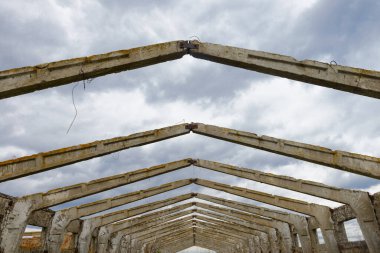 Unutulmuş eski bir yapının yıkılmış beton iskeleti.