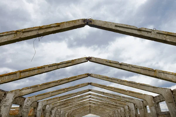 Unutulmuş eski bir yapının yıkılmış beton iskeleti.