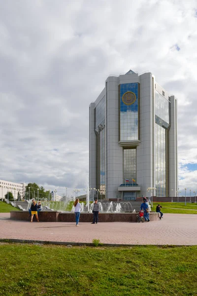 Augusti 2015 Chuvashrepublikens Regeringsbyggnad Med Fontän Cheboksary Ryssland — Stockfoto