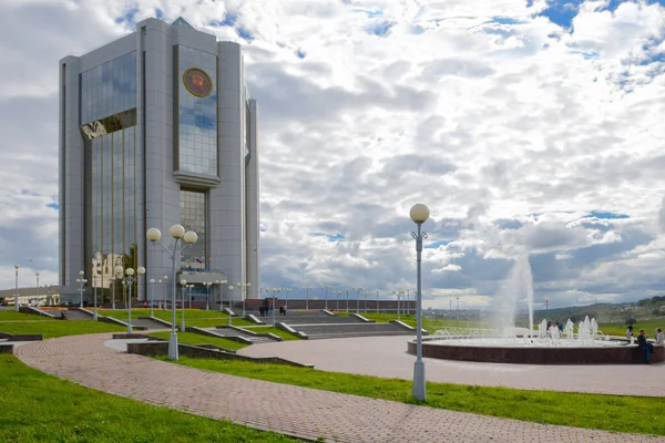 Augusti 2015 Chuvashrepublikens Regeringsbyggnad Med Fontän Cheboksary Ryssland — Stockfoto