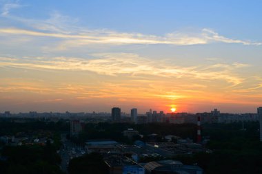 Yazın büyük şehirde gün batımı