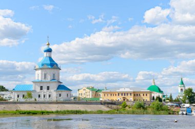 2 Haziran 2016: Nehir kıyısındaki eski tapınak. Cheboksary 'de. Rusya.