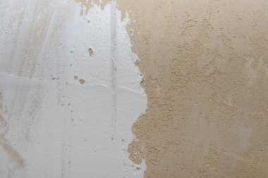 Bej alçıtaşında ince bir beyaz macun tabakası.