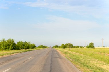 Şehrin dışında asfalt bir yol. Arabadan bak..