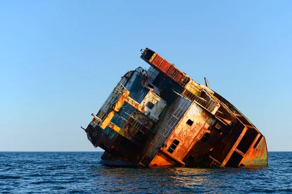 Roestige Resten Van Romp Van Een Gestrand Schip Open Zee — Stockfoto