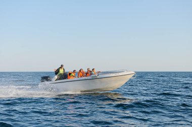 09 Temmuz 2021: Bir grup turist bir botla denize açılıyorlar. Yevpatoria. Rusya.