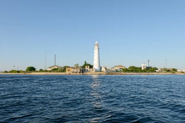 9 Temmuz 2021: Deniz kıyısında aktif bir deniz feneri. Tarkhankut Burnu. Rusya.