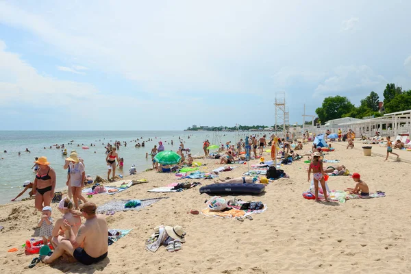 Липня 2021 Року Люди Купаються Смажать Пляжі Євпаторія Росія — стокове фото