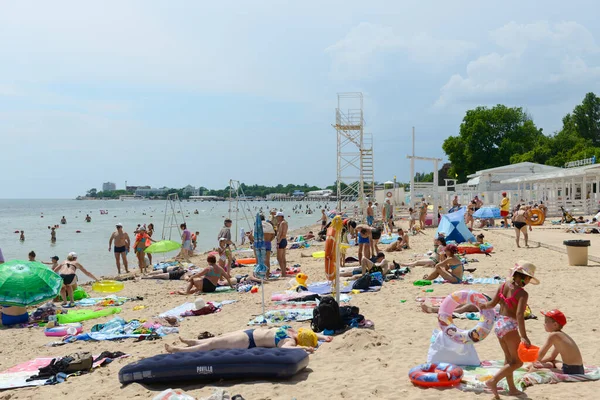 Липня 2021 Року Люди Купаються Смажать Пляжі Євпаторія Росія — стокове фото