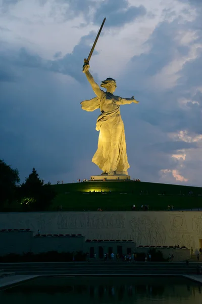 2021年 2021年 7月4日 祖国が呼ぶ ママエフ クルガンの記念碑アンサンブル スターリングラードの戦いの英雄 の作曲センターです ヴォルゴグラード ロシア — ストック写真