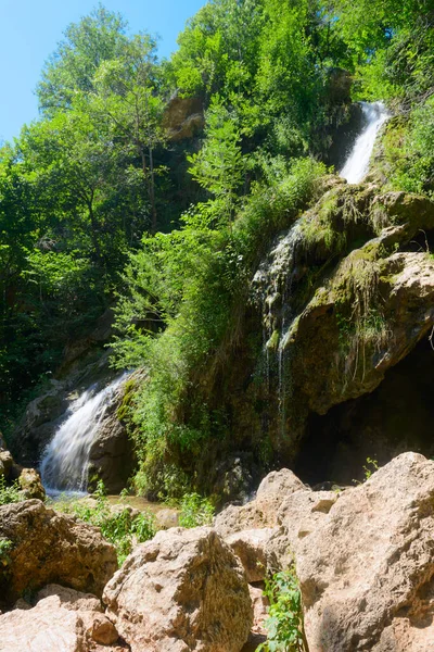 Ein Schöner Wasserfall Einem Bergwald Einem Sonnigen Sommertag — Stockfoto