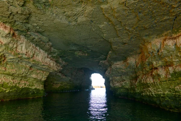 Ein Tunnel Einem Felsen Über Der Meeresoberfläche — Stockfoto