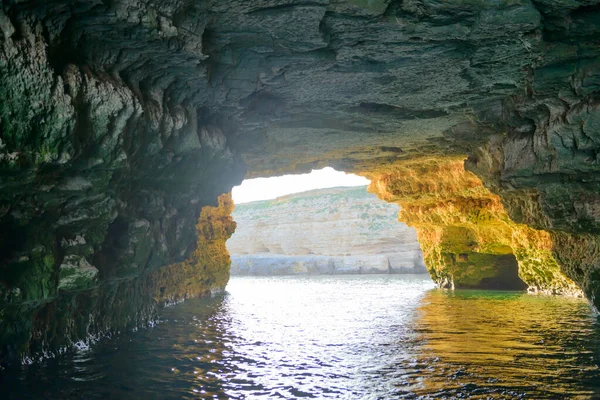 Ein Tunnel Einem Felsen Über Der Meeresoberfläche — Stockfoto