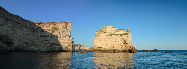 바위와 케이프 칸트의 로키해 — 스톡 사진