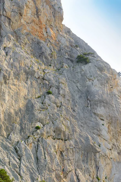 Penhasco Alto Íngreme Com Pequeno Alpinista Fundo — Fotografia de Stock