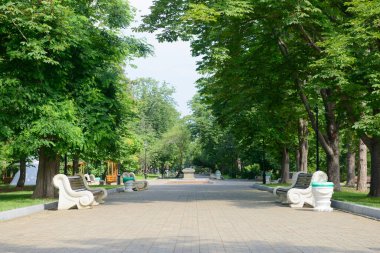 Turistler dağdaki uçurumun kenarındaki asma köprü boyunca yürürler.