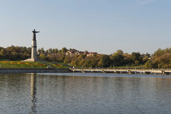 Monumento e ponte em Cheboksary — Fotografia de Stock