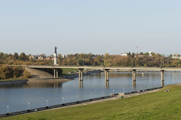 Pomnik i most w mieście Cheboksary — Zdjęcie stockowe