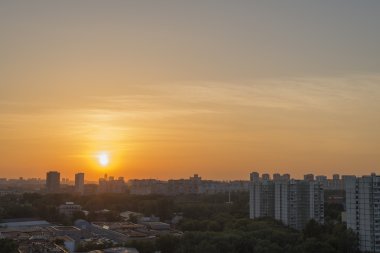 Şehrin üzerinde gün batımı