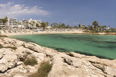 Deniz kıyısındaki kumsal